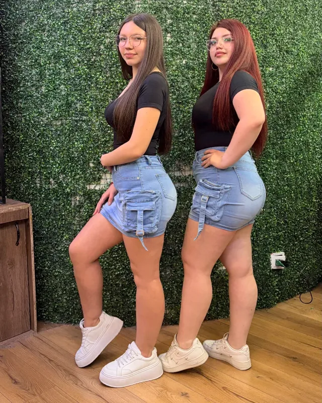 Dos clientas de perfil con faldas short cargo Urban Greys